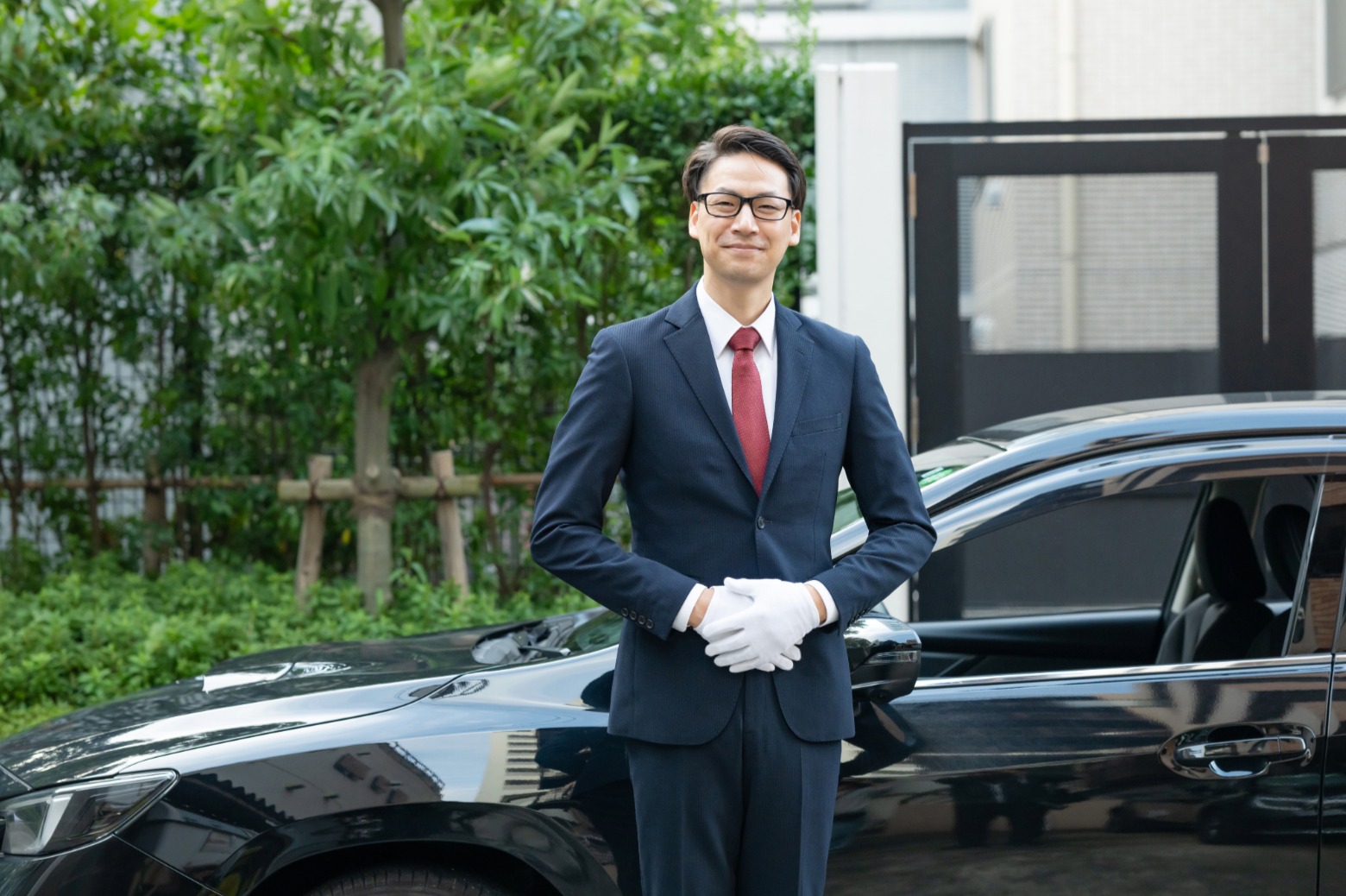車両の前に立つ先輩乗務員