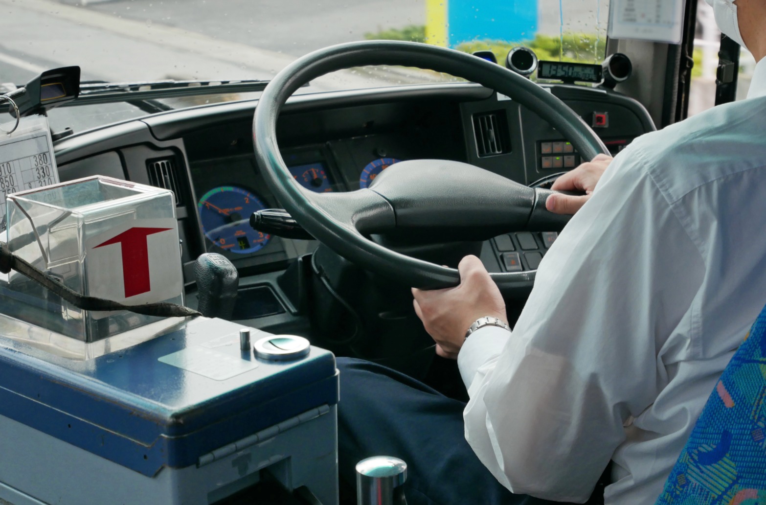 スクールバス送迎の運転席イメージ